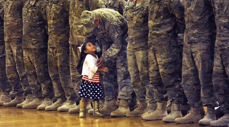 Little girl interrupts troop’s homecoming ceremony to give her dad a hug