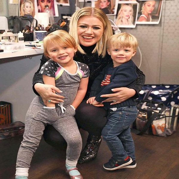 Kelly Clarkson is a mother who spanks her kids if they don’t behav